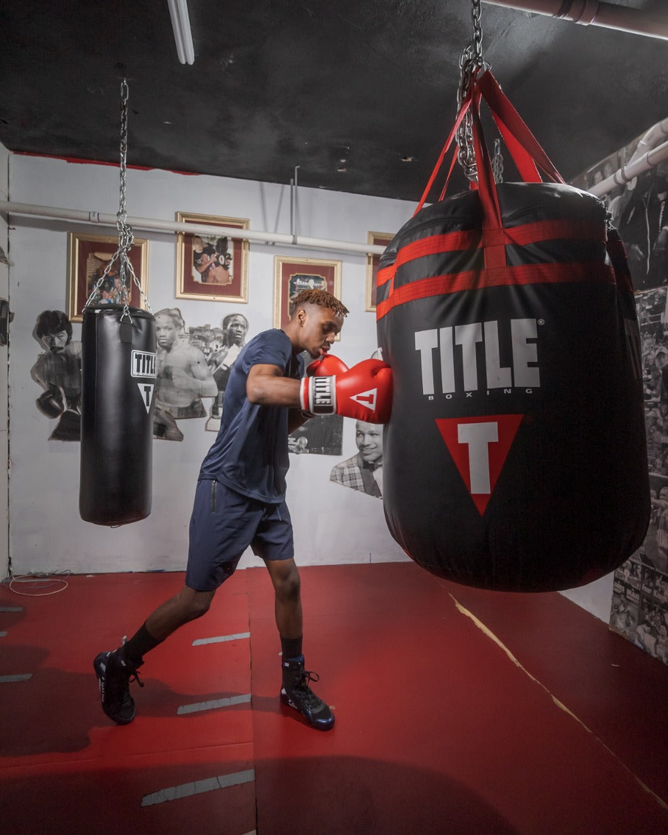 ADRIAN GRANADOS SHOWS YOU HOW A PRO BOXER HITS THE HEAVY BAG WITH POWERFUL  COMBOS - YouTube